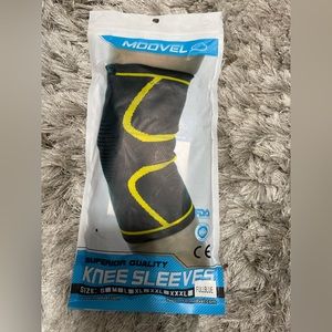 Model Knee Sleeve Support.